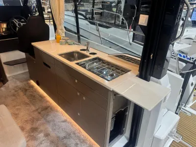 interieur met kombuis, spoelbak en kookplaat