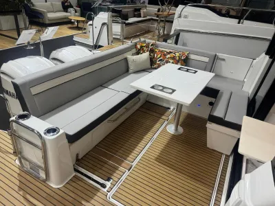 kuip en zitgedeelte van motorboot in showroom