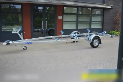 boottrailer geparkeerd voor gebouw