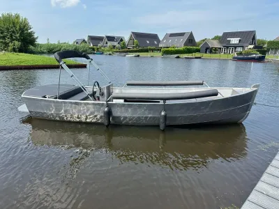 aluminium sloep afgemeerd in kanaal