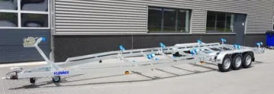 boottrailer op oprit bij bedrijfsgebouw