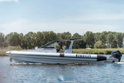 RIB-boot op water, zijaanzicht