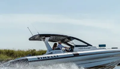 RIB-boot varend op water