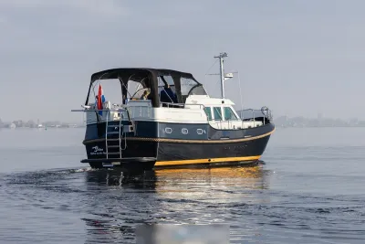 motorjacht op rustig water