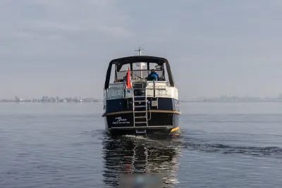achteraanzicht van een motorjacht op rustig water