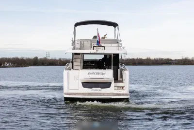 achteraanzicht van een motorjacht op het water