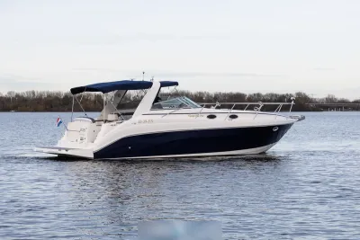 motorjacht op water zijaanzicht