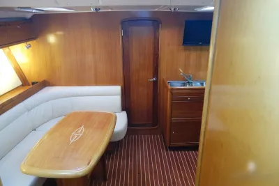 kajuitinterieur met zitbank, tafel en kombuis