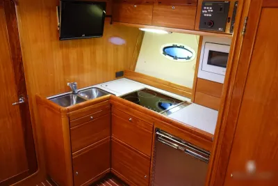 kajuitkeuken met houten kasten en kookplaat