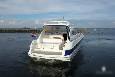 motorjacht achterzijde in zeehaven