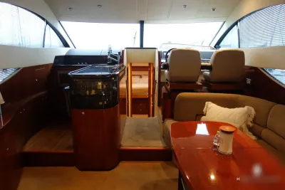 interieur salon en stuurhut van jacht