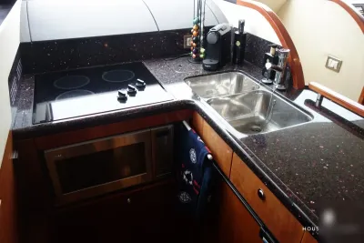 kombuis met spoelbak en kookplaat