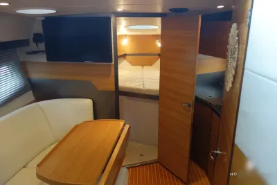 interieur met zithoek, tafel en slaaphoek