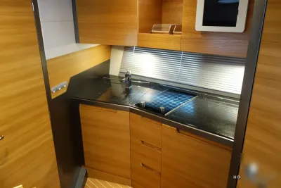 kombuis met werkblad, spoelbak en kastjes