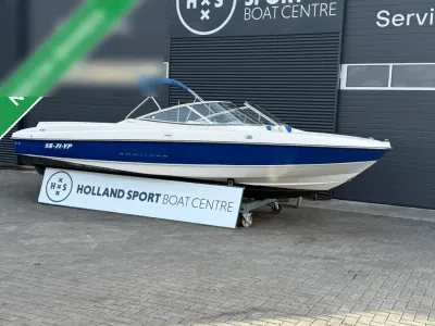 blauw-witte sportboot op trailer buiten