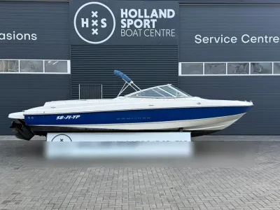 blauw-witte sportboot bij showroom