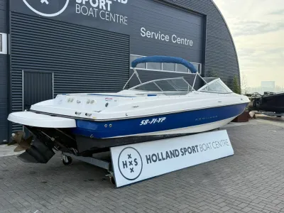 sportboot op trailer voor servicecentrum