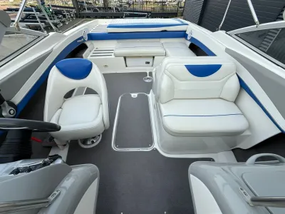 interieur van boot met zitbanken