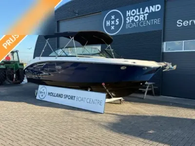 sportboot aan wal bij bootcentrum
