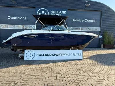 blauwe sportboot voor showroomgevel