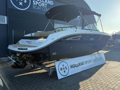 sportboot bij showroom op parkeerplaats
