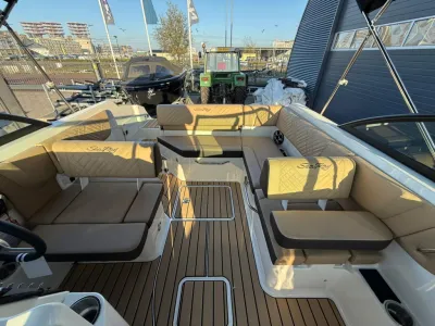 cockpit van een sportboot bij de steiger
