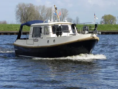 motorboot varend op binnenwater