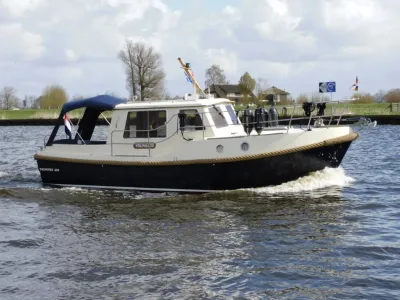 motorboot op water bij bewolkte lucht
