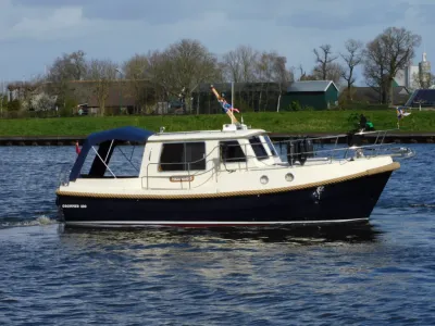 motorboot op water met open kuip