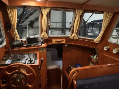 stuurhut interieur met teakhouten afwerking