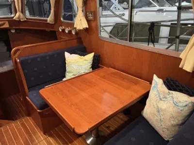 interieur met dinette en teakhouten tafel