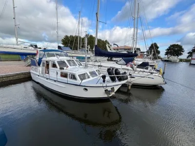 kruiser aangemeerd in jachthaven