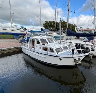motorkruiser afgemeerd in jachthaven