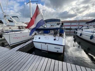 achteraanzicht van motorjacht in jachthaven