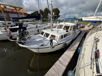kruiser aangemeerd in jachthaven