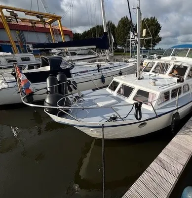 motorcruiser afgemeerd in jachthaven