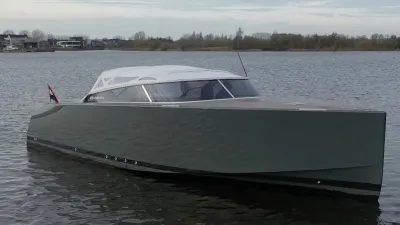 motorboot op het water, zijaanzicht
