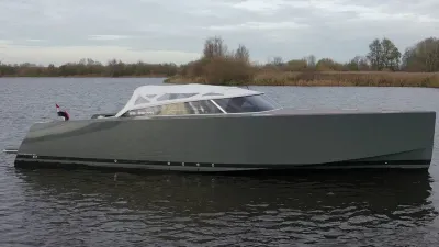 zijaanzicht van motorjacht op rustig water