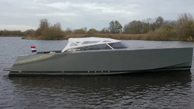 grijs motorjacht op rustig water