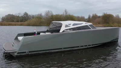 motorjacht op rustig water met kap