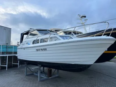 motorboot op standaards in opslagplaats