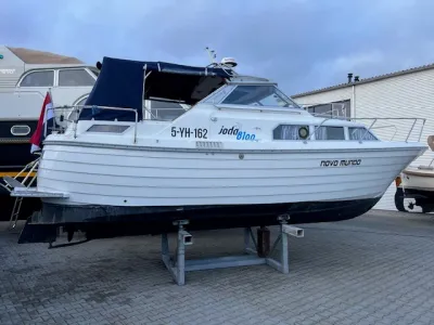 motorboot op bokken bij jachthaven