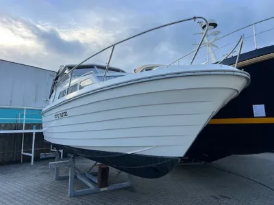 motorboot op bokken in opslag