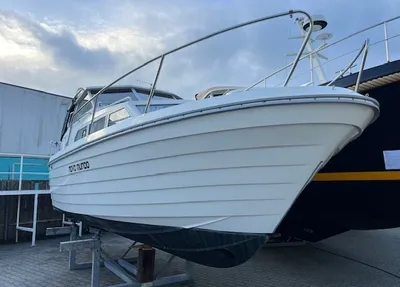 motorboot op bokken in opslag
