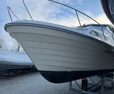 witte motorboot op bokken in opslag