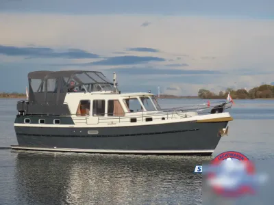 motorjacht op rustig water