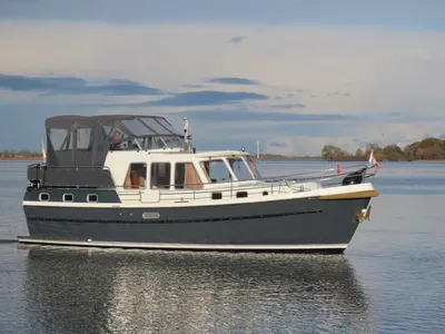 motorjacht op rustig water