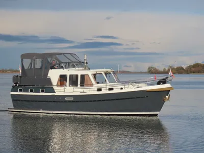 motorjacht op rustig water