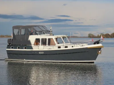 motorjacht op rustig water