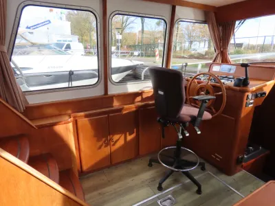 stuurhuis interieur met houten afwerking